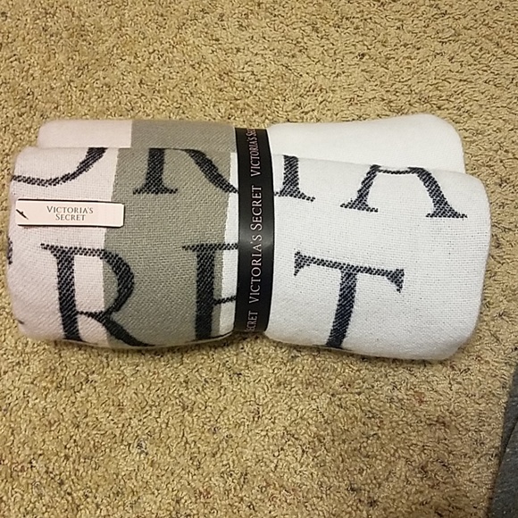 Victoria's Secret Blanket NWT - Picture 2 of 4